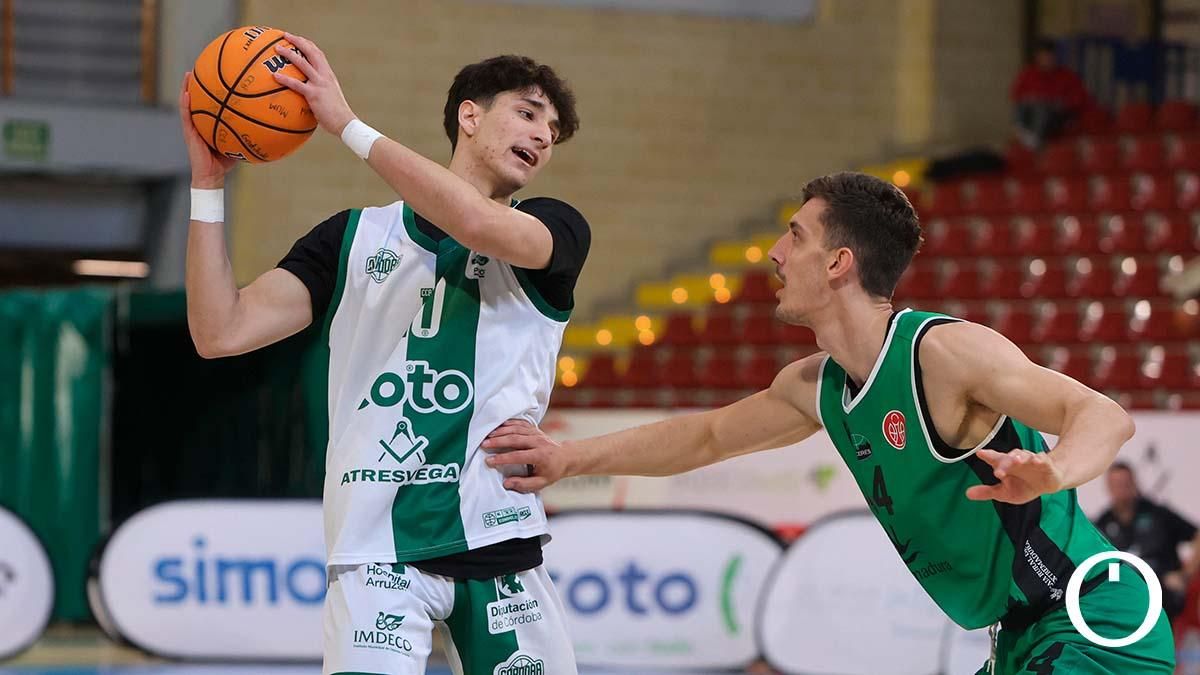 Lance del duelo del Coto Córdoba CB frente al Cáceres