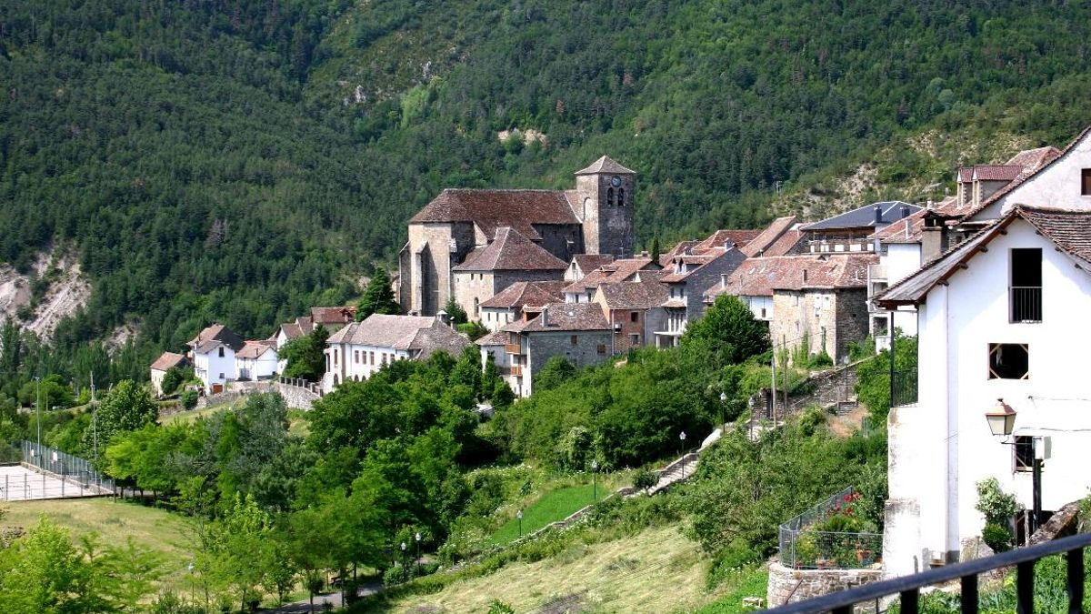 Son estrechos pasillos que separan las viviendas, se llaman callizos y son de los elementos más distintivos de este pequeño pueblo aragonés