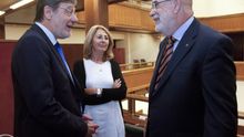 La fiscal superior del País Vasco, Carmen Adán, con Juan Luis Ibarra y Jesús Loza