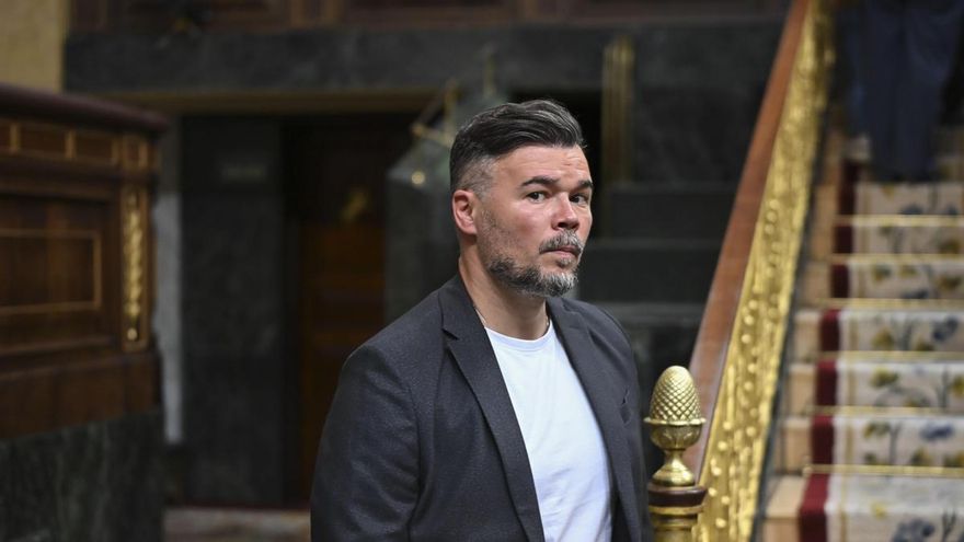El portavoz de ERC, Gabriel Rufián, llega al pleno del Congreso este martes. EFE/Fernando Villar