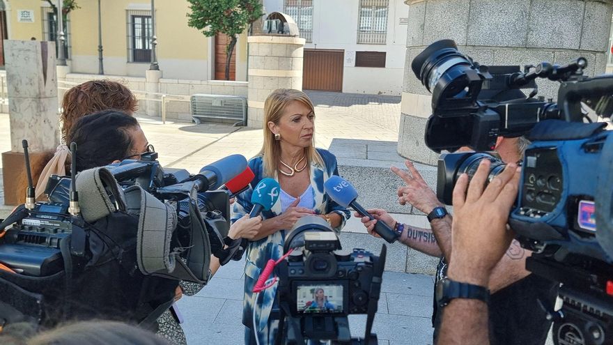 La potavoz del Grupo Parlamentario Socialista en la Asamblea de Extremadura, Piedad Álvarez, atiende a los medios de comunicaicón