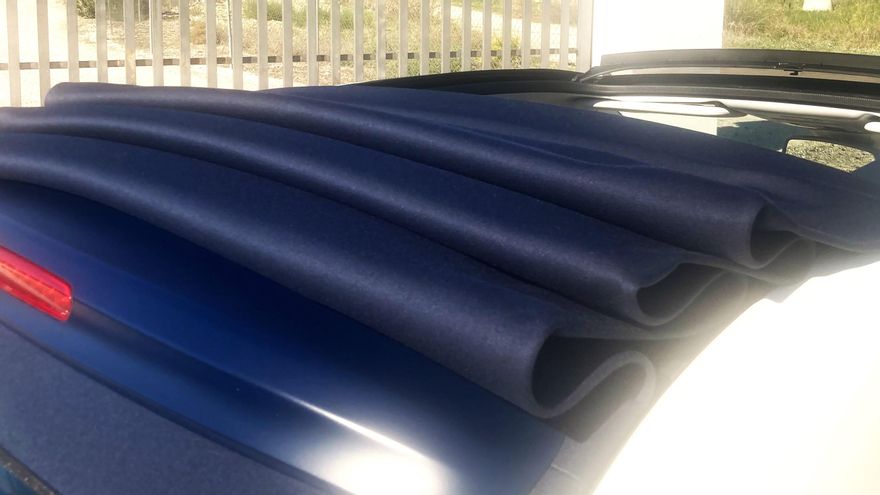 Detalle de la capota de lona retráctil del Fiat 500e Cabrio.