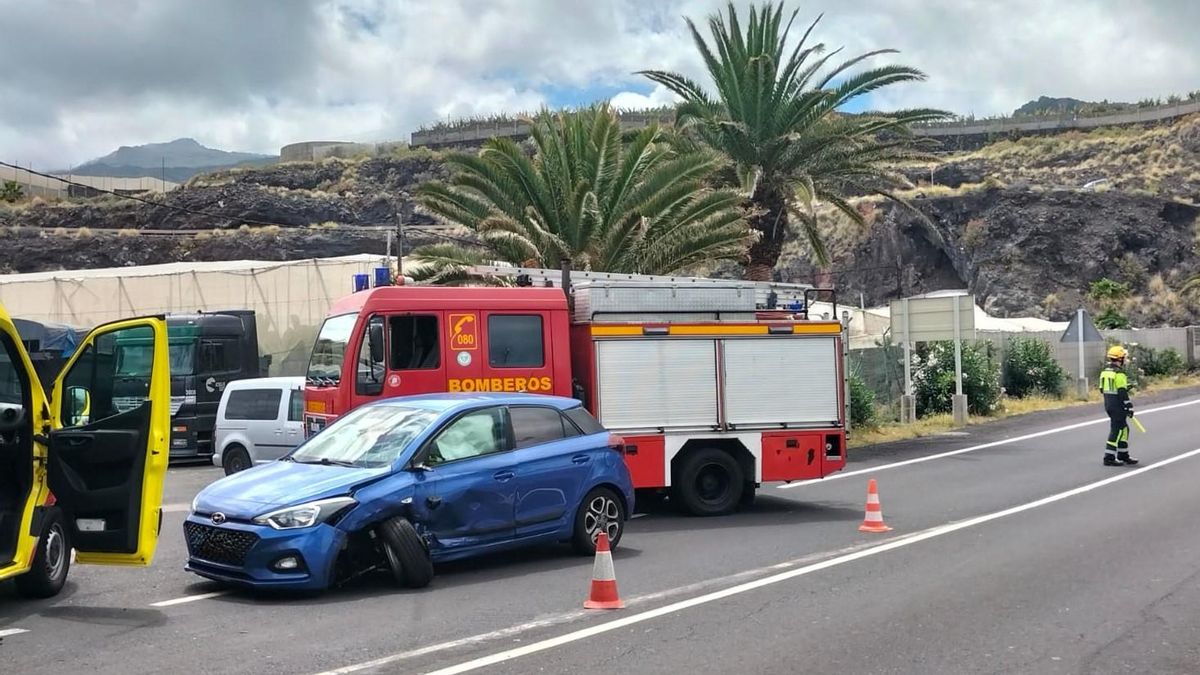 El otro vehículo del accidente en el interior del túnel que atraviesa la pista del aeropuerto de La  Palma.