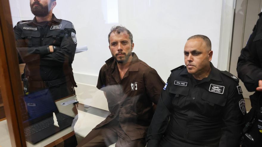 Thiago Avila (C), uno de los miembros de la flotilla Global Sumud llega al tribunal que lo juzga en Israel. EFE/EPA/ABIR SULTAN