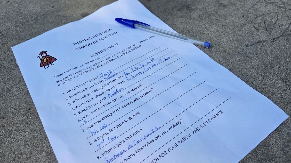 Alumnado del CEIP Varia recibe a peregrinos en inglés