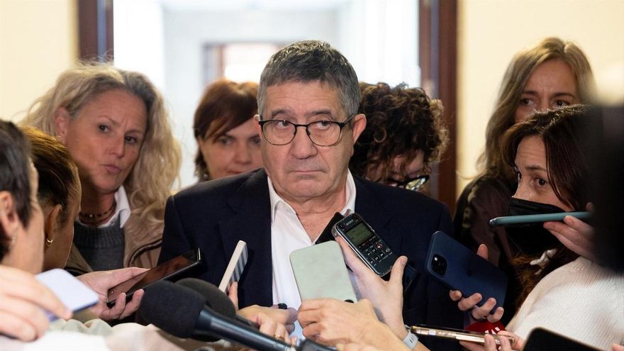 El portavoz del PSOE en el Congreso, Patxi López, atiende a los medios a su salida de la Junta de Portavoces del Congreso de los Diputados
