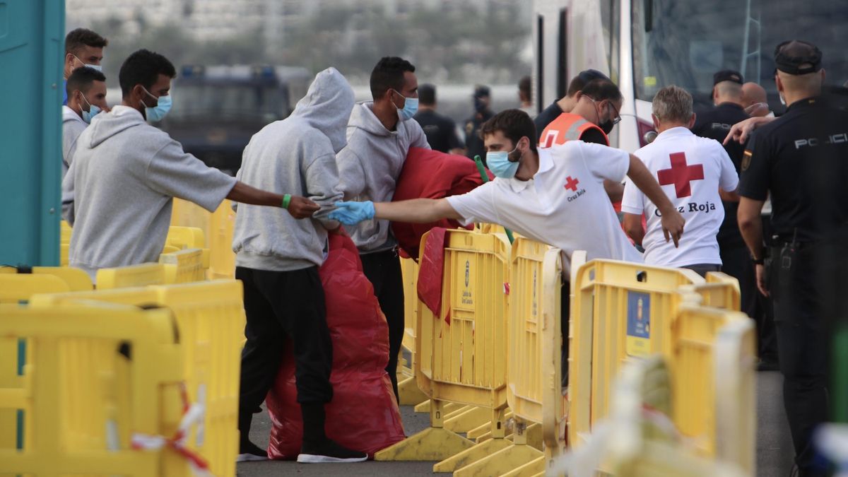 Traslado de migrantes del muelle de Arguineguín