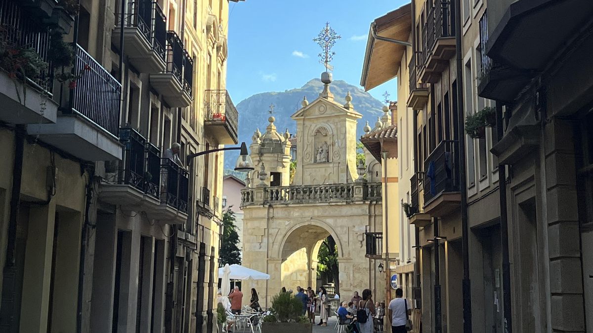 El pueblo vasco de origen medieval con casco antiguo histórico y cerca de un entorno natural único