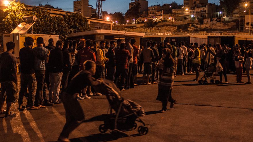 Reparto de raciones de comida a las personas refugiadas en el Pireo