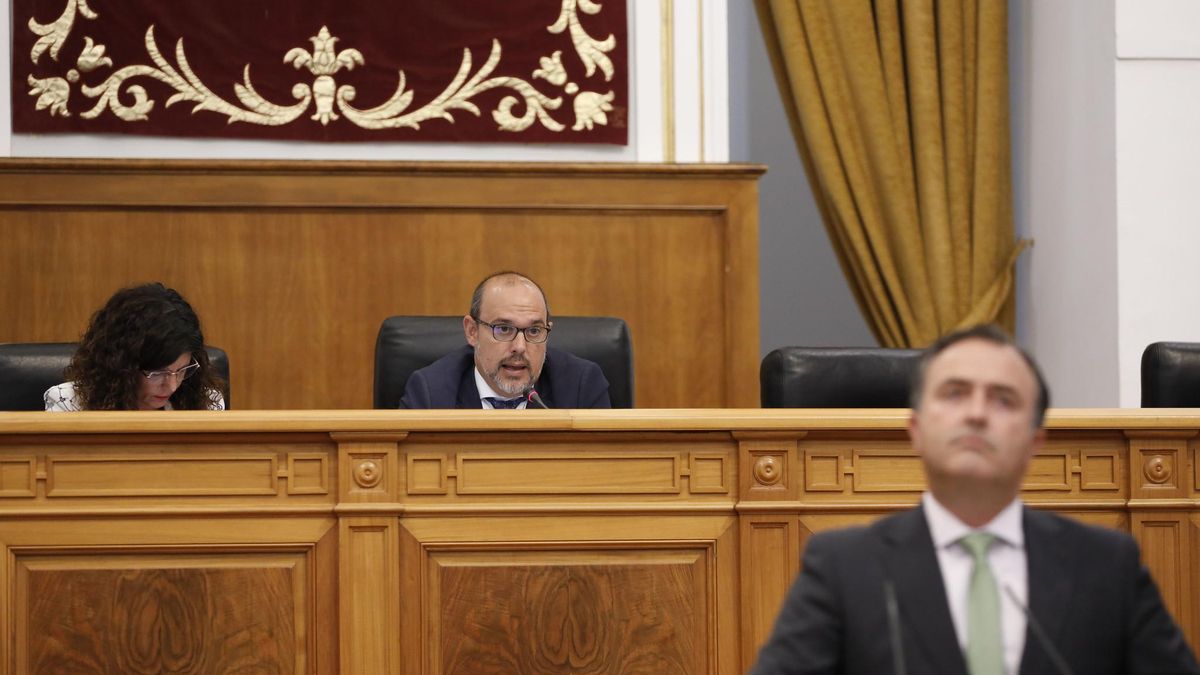 El presidente de las Cortes de Castilla-La Mancha se dirige al diputado de Vox David Moreno que antes del pleno hizo "responsable directo" a Page de hipotéticas violaciones por parte de menores migrantes