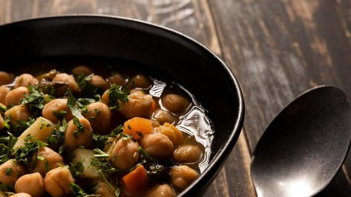 Puedes añadir patata a esta receta, para obtener un caldo más espeso