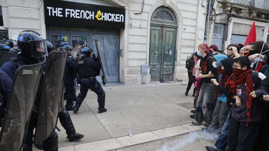Un adolescente pierde una mano tras la explosión de una granada policial en las protestas estudiantiles en Francia