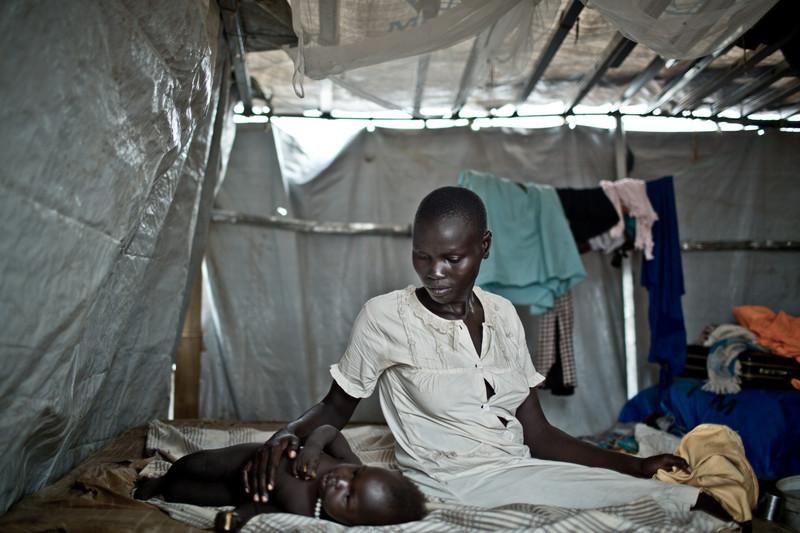 Se prevé que la escasez de alimentos empeore en agosto y llegue a niveles alarmantes en diciembre. Los niños y niñas se llevan la peor parte: se calcula que 1,25 millones de niños menores de 5 años necesitan alimentos para junio. Nyan Hian Gatluak huyó de la violencia en Jonglei y se ha refugiado en el recinto de la ONU en Juba, capital de Sudán del Sur. En el recinto que Naciones Unidas tiene en Juba, conocido como UN House (Casa de la ONU), viven hacinadas casi 20.000 personas, principalmente de la etnia nuer. Llegaron huyendo de la violencia que estalló el pasado mes de diciembre. Muchos otros civiles se trasladaron desde el campamento de Tomping, en Juba, al con el propósito de buscar refugio debido a las condiciones cada vez peores en ese lugar. Varias organizaciones como Oxfam trabajan para proporcionarles agua y saneamiento. Sudán del Sur afronta una grave crisis a causa de la violencia que se desató en diciembre de 2013 entre las fuerzas leales al presidente Salva Kiir, y los combatientes aliados al ex vicepresidente Riek Machar. Cerca de un millón de personas han tenido que abandonar sus hogares a causa de los enfrentamientos y se han quedado sin medios propios para alimentarse. Un tercio de la población sufre inseguridad alimentaria./Pablo Tosco/Oxfam Intermón