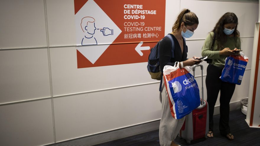 Pasajeras en el aeropuerto Roissy Charles de Gaulle, en París. EFE/EPA/IAN LANGSDON /POOL/Archivo