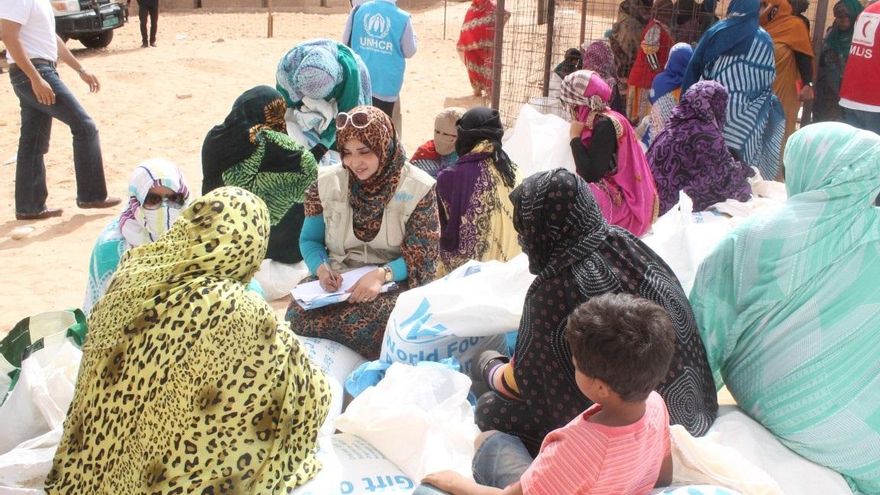 Archivo - Reparto de alimentos del Programa Mundial de Alimentos en los campamentos de Tinduf