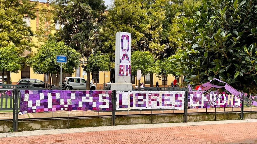 La plaza Oliver de Triana decorada con motivo del 8M