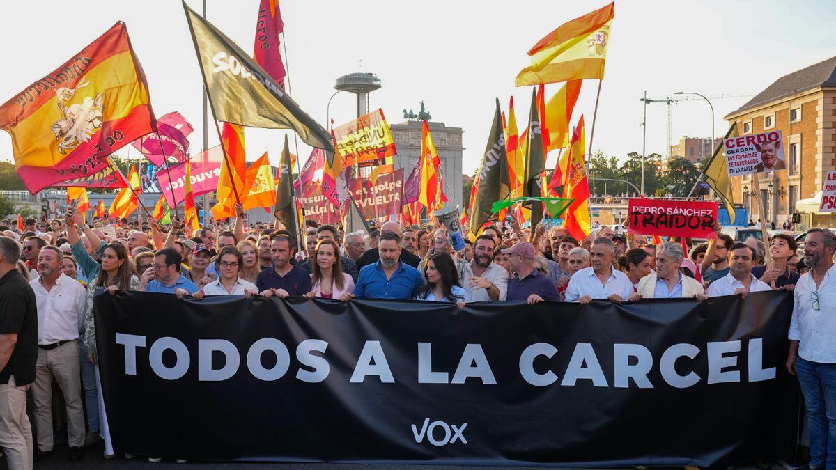 Cientos de personas piden la salida de Sánchez en una marcha convocada por Vox en Madrid
