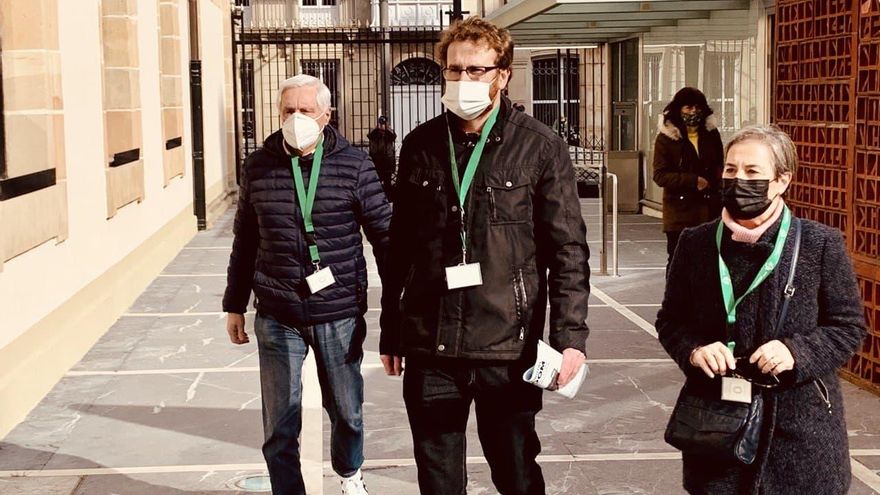 Críticos de EA, este jueves, a su llegada al Parlamento Vasco