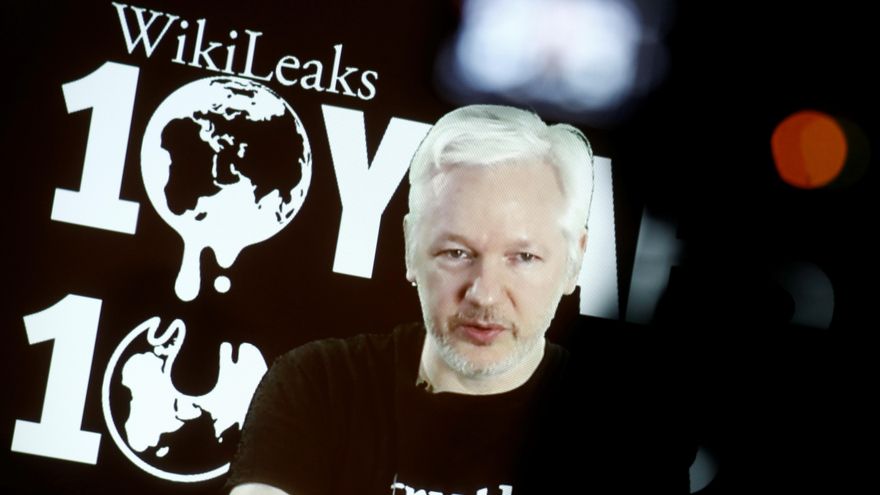 Assange habla a través de videoconferencia en el aniversario de los diez años de WikiLeaks, en 2016
