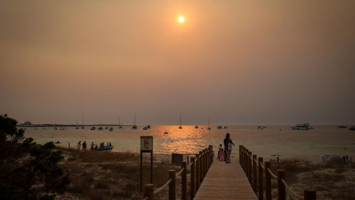 Puesta de sol en una playa, es Cavall d'en Borràs, más vacía, sin fiesta, que en otras ocasiones.