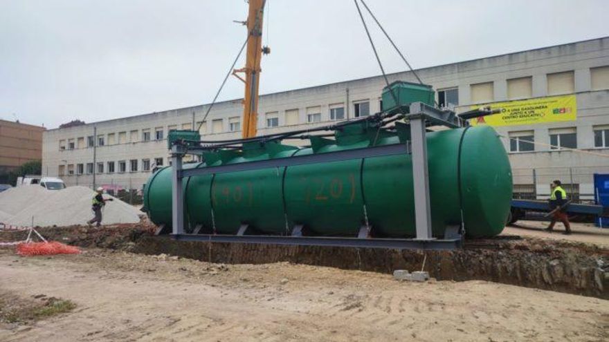Tanque de gasolina de la estación de servicio que se construye junto al IES Cantabria (al fondo), en Santander.