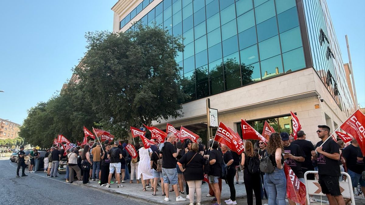 Protestas del sector limpieza ante la sede de la Consejería de Economía, para reclamar un convenio colectivo único para toda Castilla-La Mancha