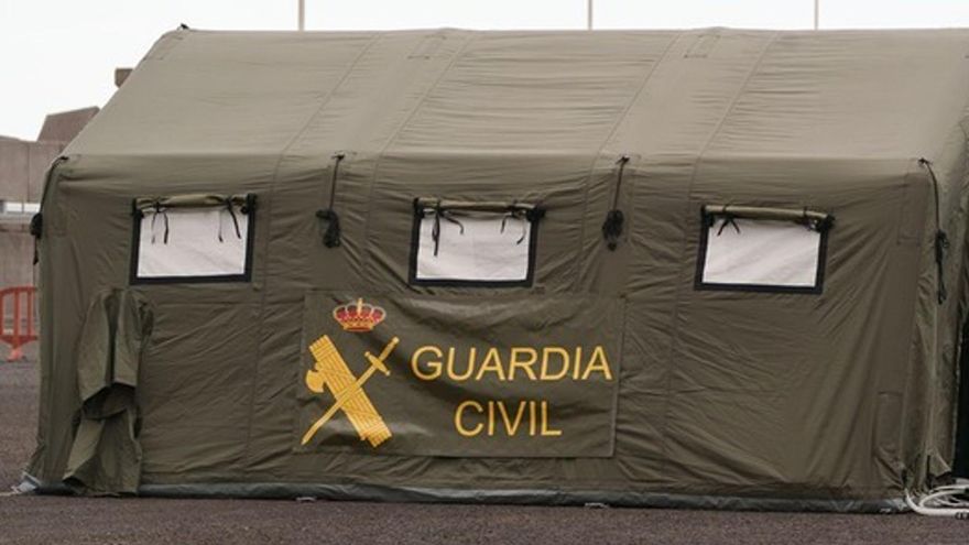Puesto de la Guardia Civil instalada en el Puerto de Granadilla. EFE/Ramón de la Rocha