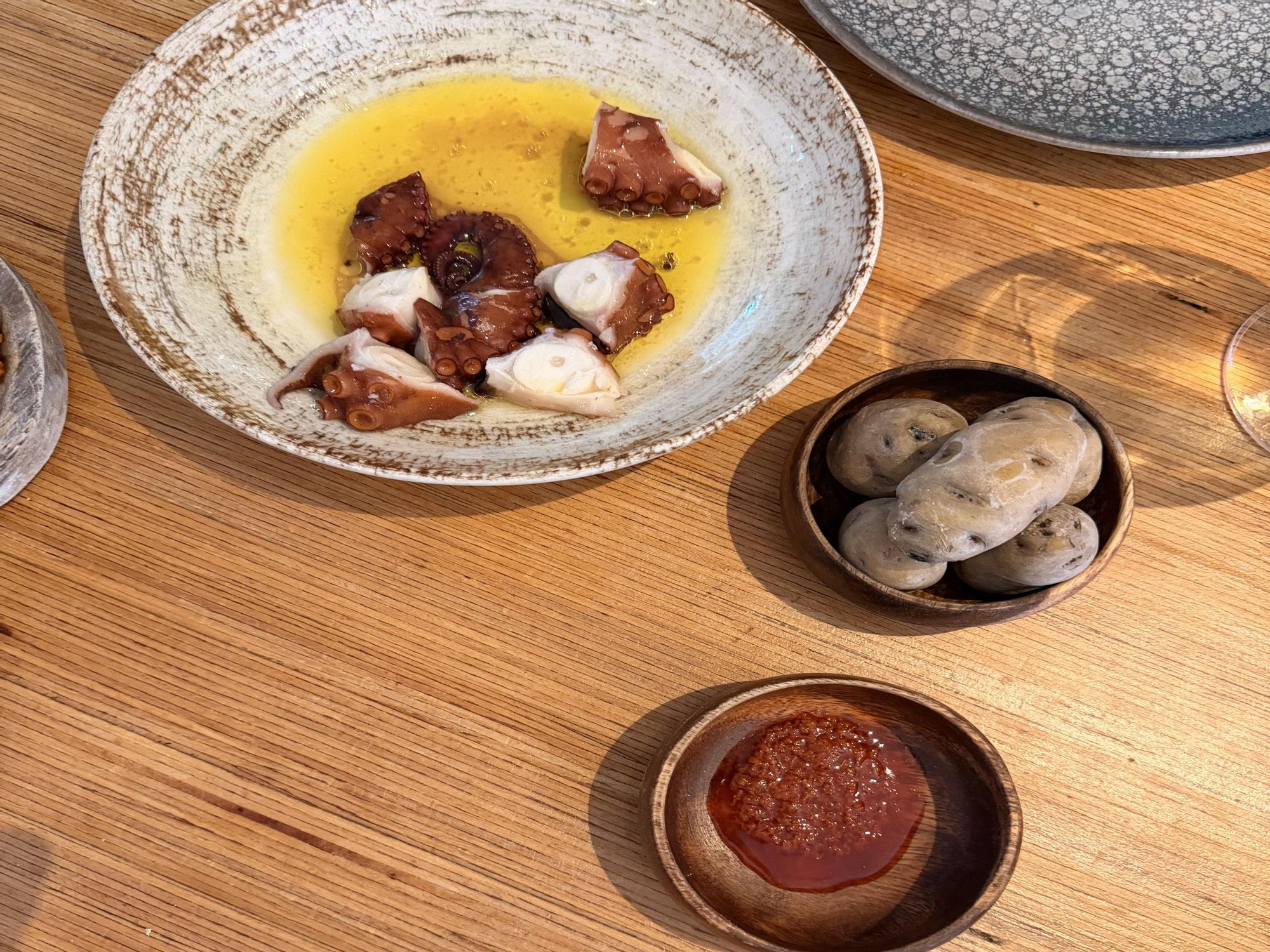 Pulpo, papa y mojo.