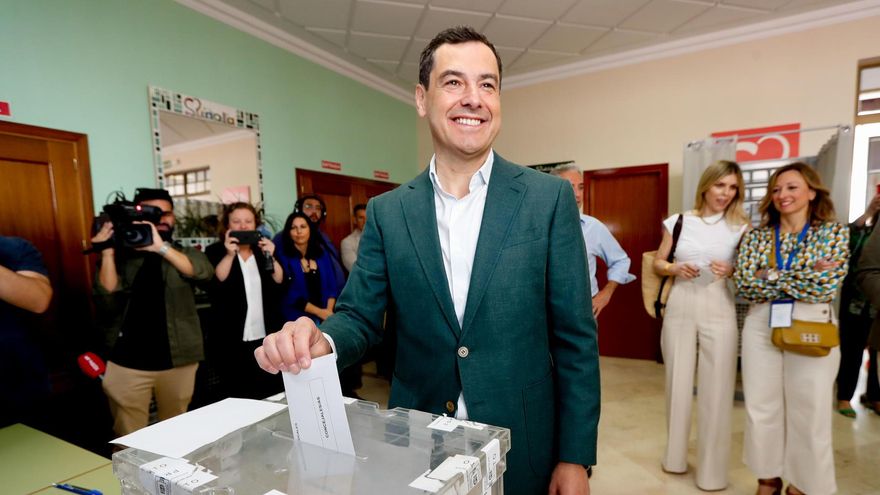 El presidente de la Junta de Andalucía y candidato a la reelección por el PP Juanma Moreno vota los comicios de este 28M en Málaga