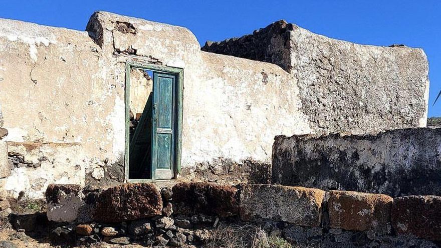 Resuelto un atentado al patrimonio en Lanzarote: la turista que hizo un grafiti en una casa antigua la restaura