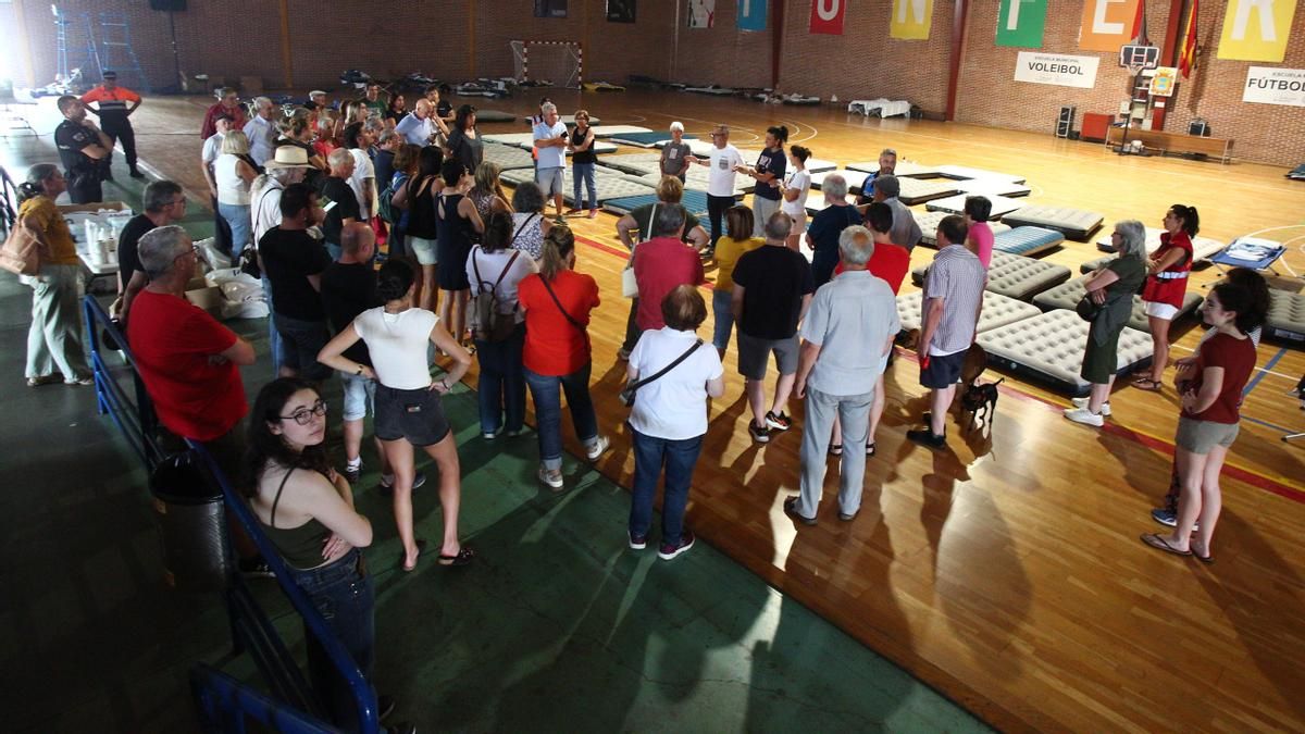 Vecinos de las pedanías pertenecientes a Ponferrada evacuados por el incendio al polideportivo José Arroyo de la ciudad.