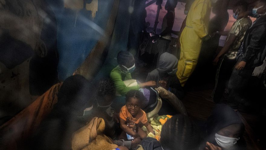 El Open Arms, a la deriva en su primera misión de rescate en tiempos de COVID-19