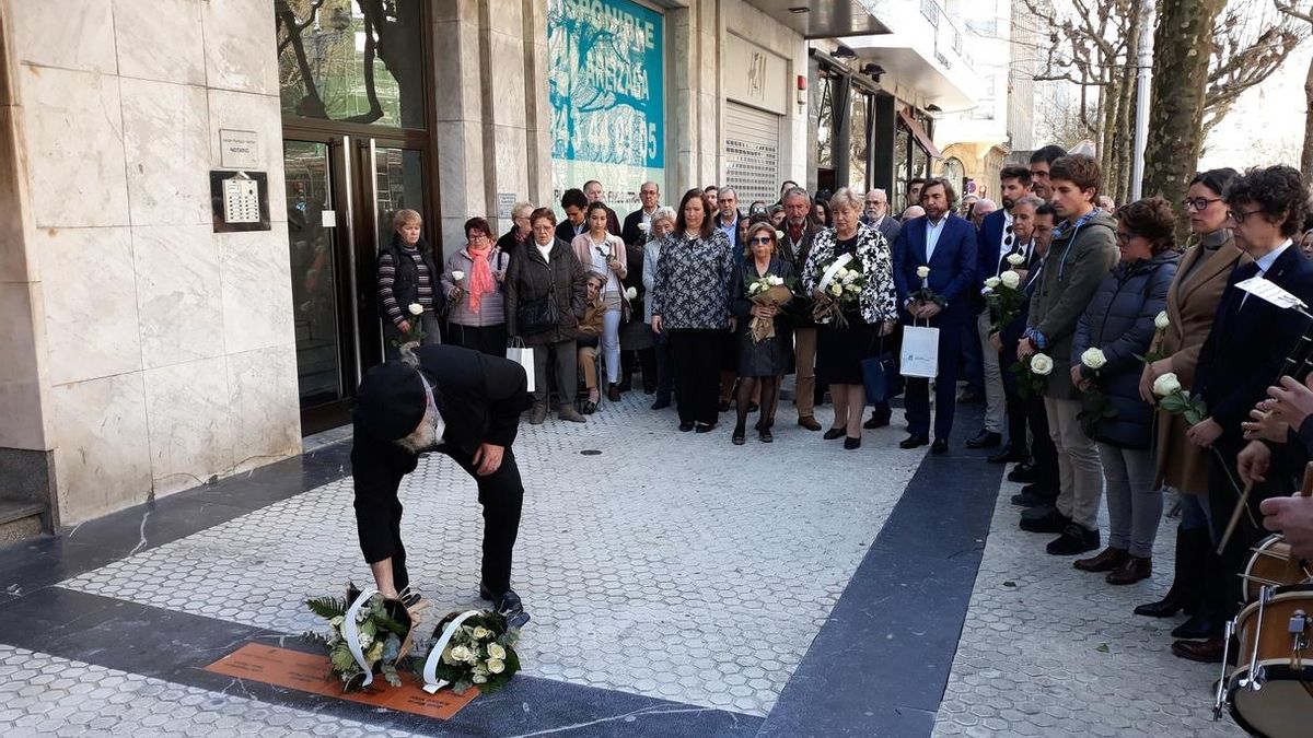 San Sebastián coloca en la Avenida de la Libertad las primeras cuatro placas en memoria de víctimas del terrorismo