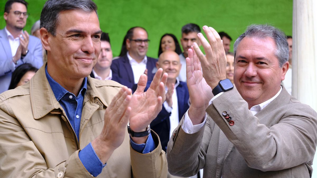 Archivo - El presidente del Gobierno de España y secretario general del PSOE, Pedro Sánchez, (i) junto al secretario general del PSOE de Andalucía, Juan Espadas, (d) en una foto de archivo en Úbeda (Jaén).
