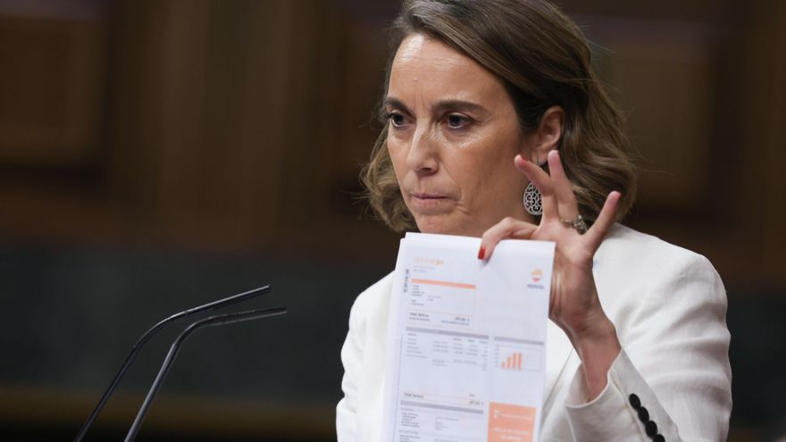 Cuca Gamarra muestra una factura de la luz en el debate.