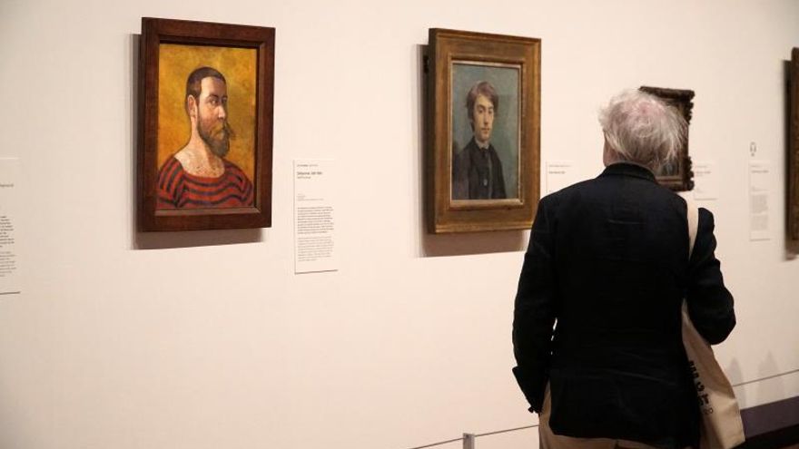 Un hombre observa el autorretrato de Jan Verkade, este miércoles en el Museo Van Gogh de Ámsterdam (Holanda).