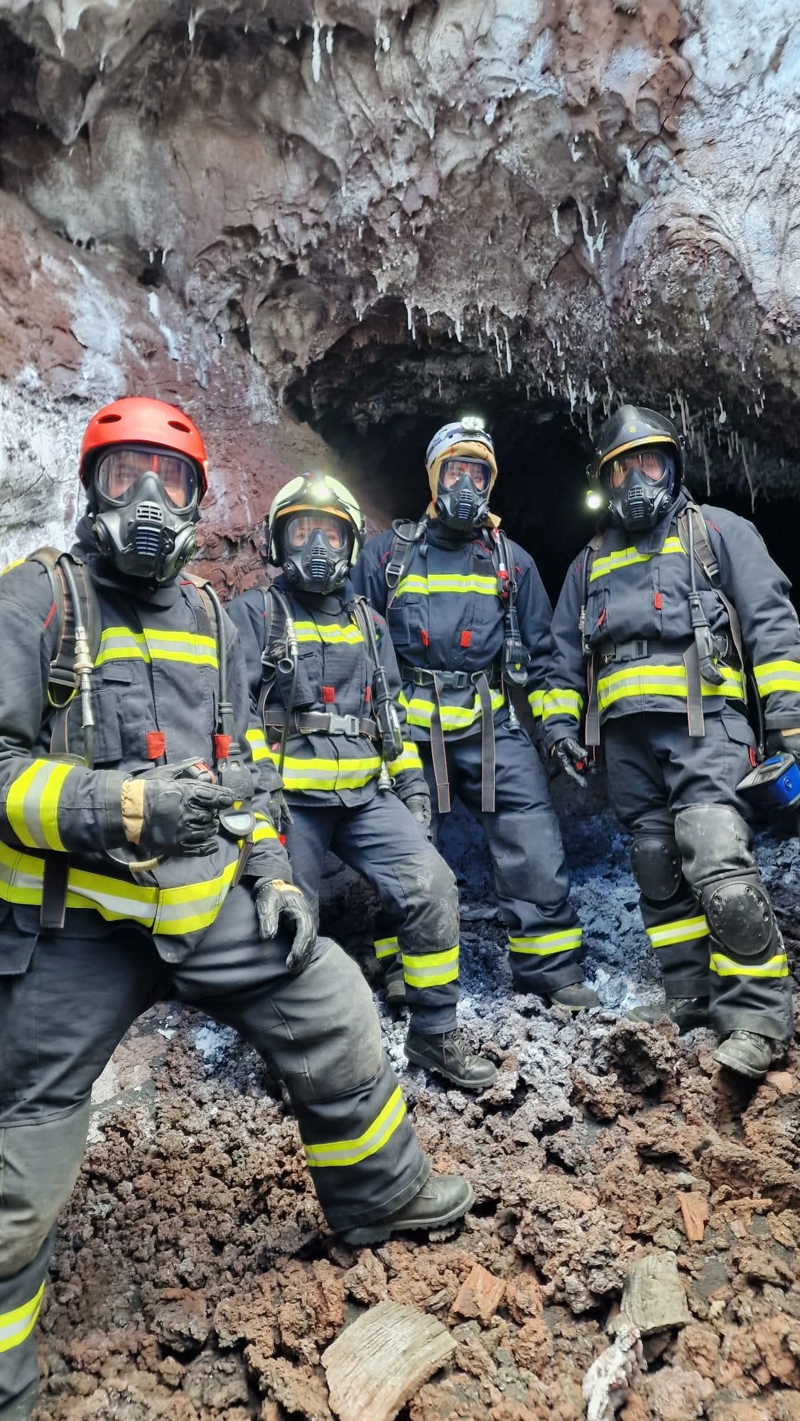 Miembros del IGME y de la UME han tomado nuevas muestras en el volcán Tajogaite. IGME