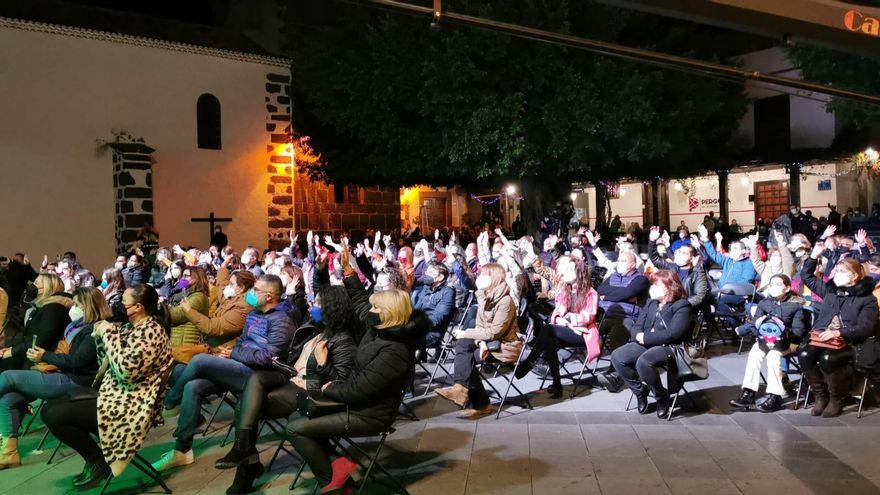 Público en la Plaza de España de Los Llanos de Aridane.