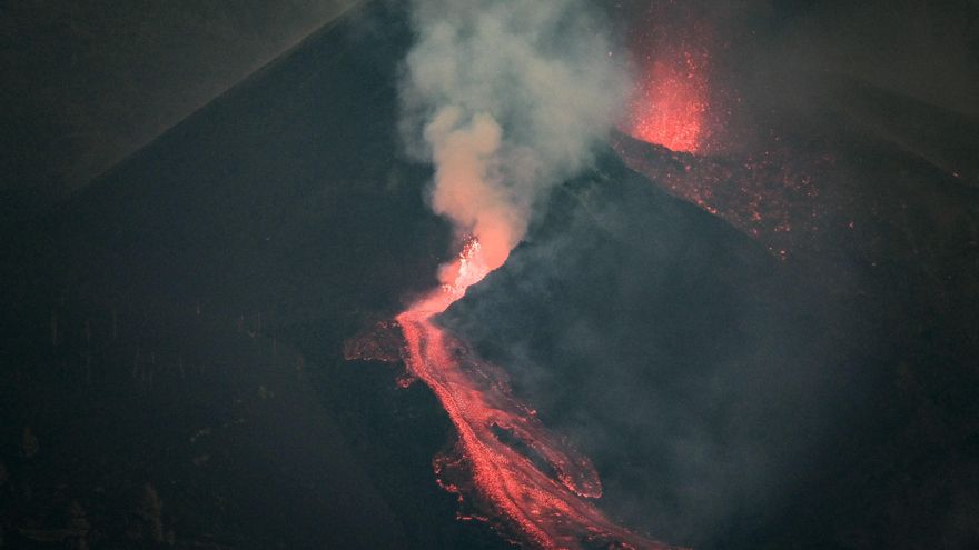 Una inmensa marea de lava vuelve a brotar del nuevo volcán de La Palma