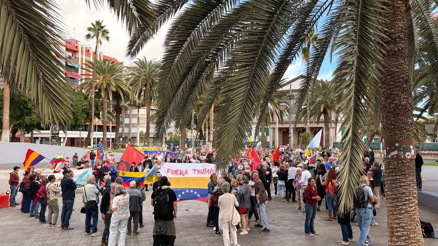 Alrededor de un centenar de personas se concentran en Gran Canaria contra la injerencia de EEUU en Venezuela
