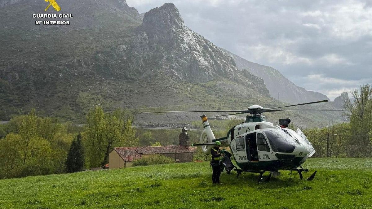La Guardia Civil rescata en Caldas de Luna a una montañera herida por el desprendimiento de una roca