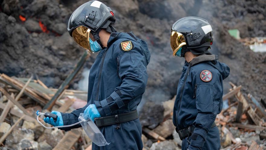 Miembros de la UME midiendo los gases de la colada que se ha frenado en Todoque. / UME