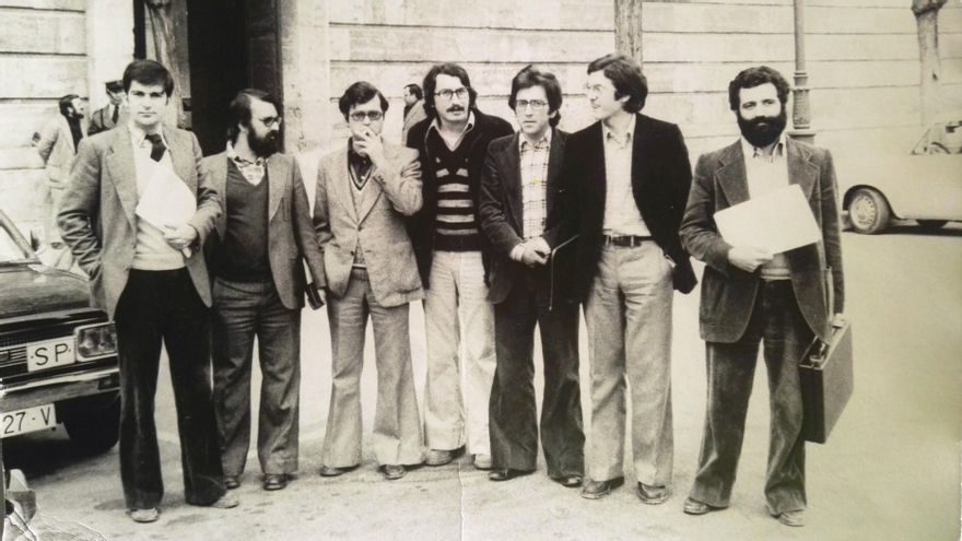 València, 1977. Representants del PSPV presentant al Govern Civil els papers per a la legalització del partit. D’esquerra a dreta: Ernest Lluch, Vicent Llombart, Alfons Cucó, Josep Pons, Joan Olmos, Joan Romero i Vicent Garcés. Archivo de Joan Olmos.