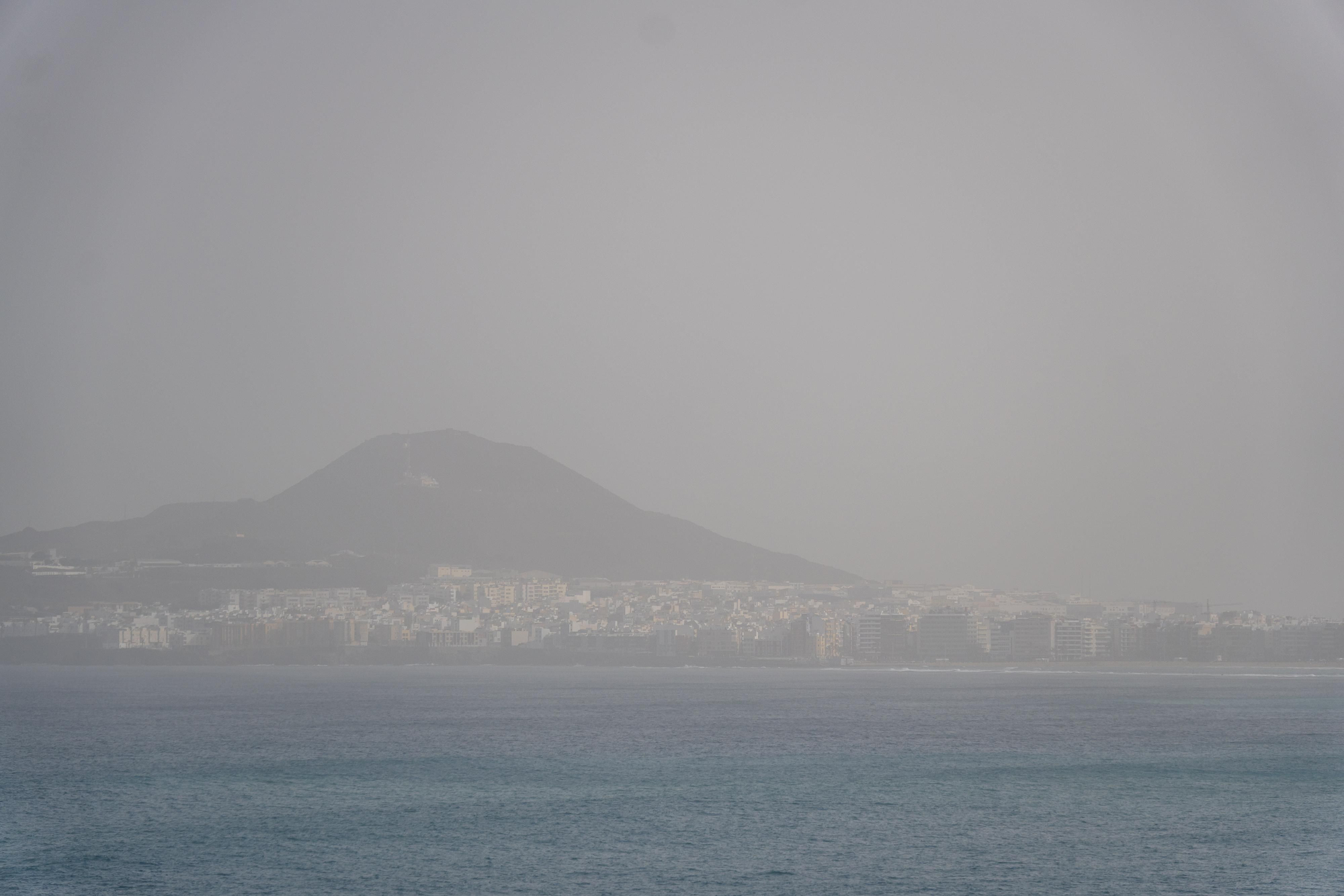 Las Palmas de Gran Canaria bajo una intensa calima este lunes