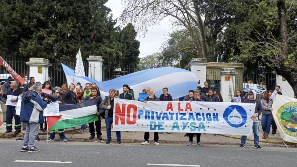 El Gobierno abre las ofertas para privatizar AySA en medio de protestas en defensa del agua