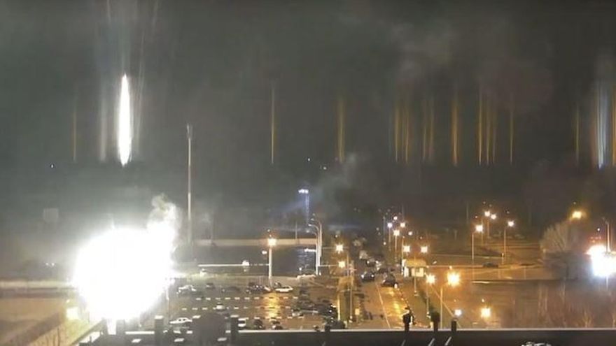 Incendio en la central nuclear de Zapariyia en un vídeo compartido por la oficina presidencial de Zelenski