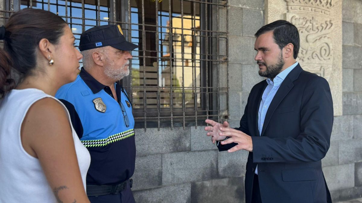 El alcalde de Puerto de la Cruz, Leopoldo Afonso, charla con un agente de la Policía Local.