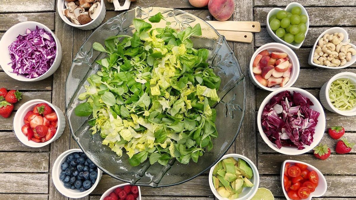 Las frutas aportan color y mucho sabor a las ensaladas, además de vitaminas, minerales y antioxidantes