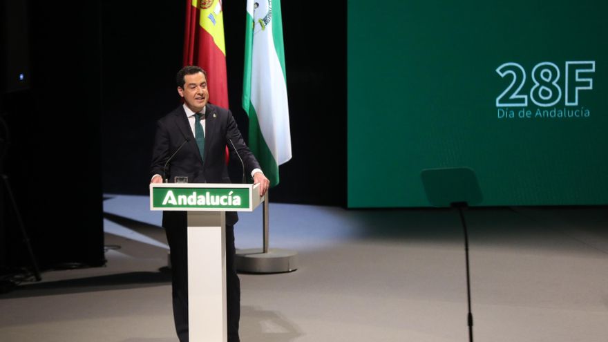 El presidente de la Junta de Andalucía, Juanma Moreno, toma la palabra después del acto de entrega del título de Hijo Predilecto y las Medallas de Andalucía que concede el Gobierno andaluz con motivo del Día de Andalucía.