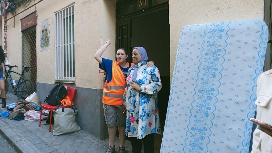 Vecinos de Lavapiés logran aplazar el desahucio de una mujer de 59 años y su hijo de ocho